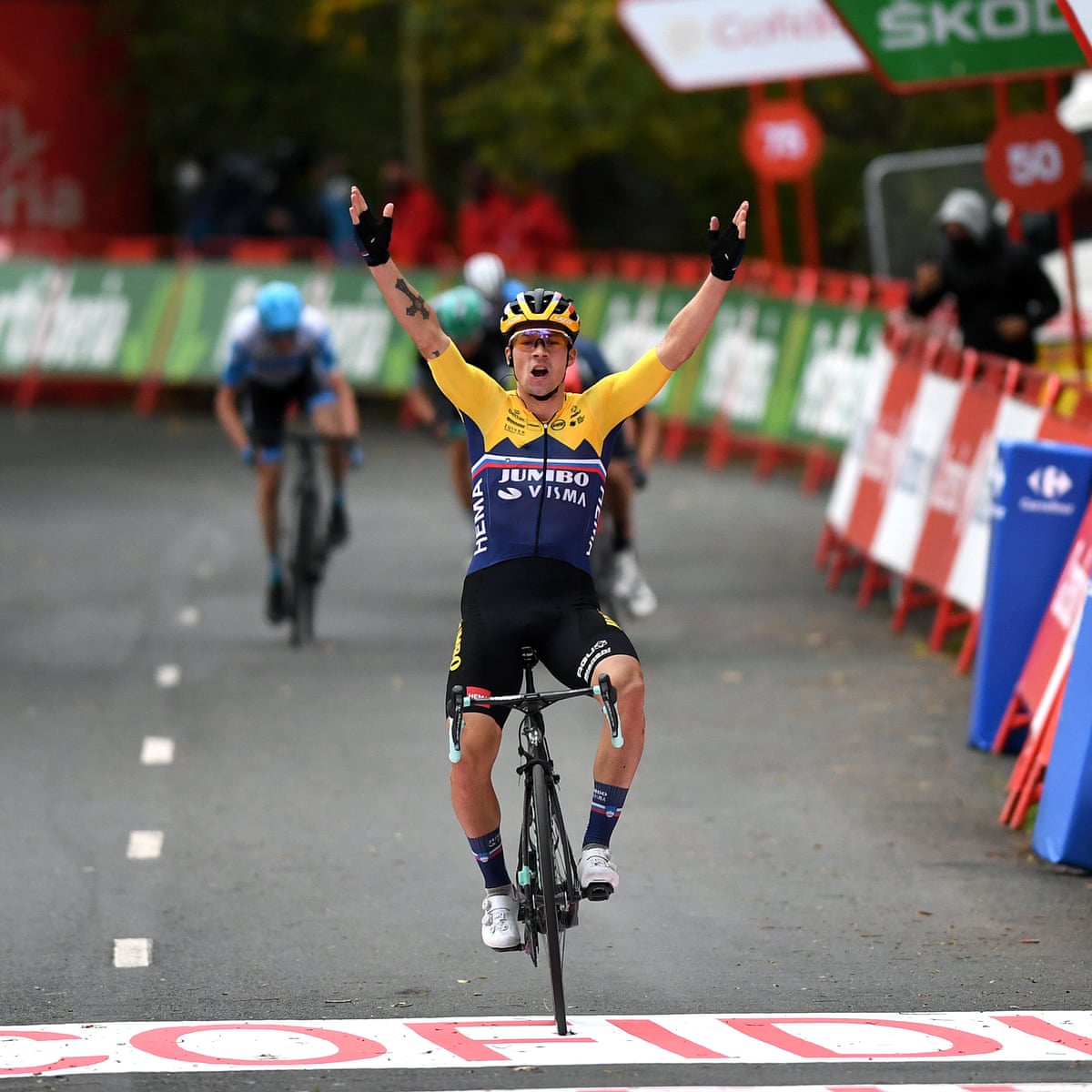 Chris Froome Loses 11 Minutes On Stage One Of Vuelta As Roglic Prevails Cycling The Guardian