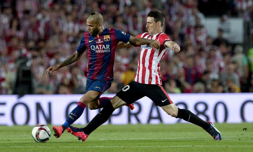 ダニエウ・アウベス(左)は、2015年5月のアスレティックビルバオとのコパデルレイの試合でバルセロナに出場します