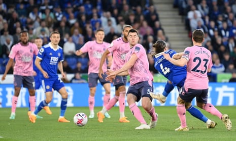 Caglar Soyuncu dari Leicester City membuat skor 1-1.