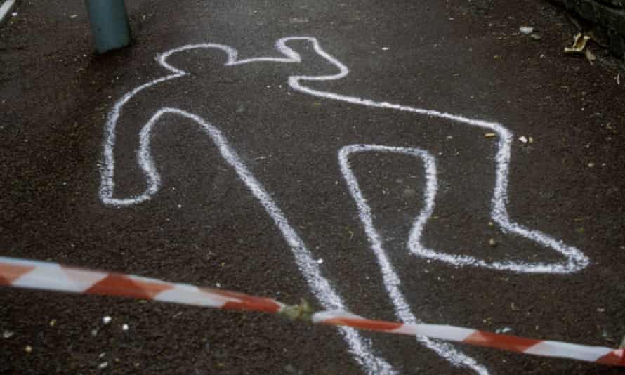 Police chalk outline of murder victim in alleyway surrounded by police tape UKAET879 Police chalk outline of murder victim in alleyway surrounded by police tape UK