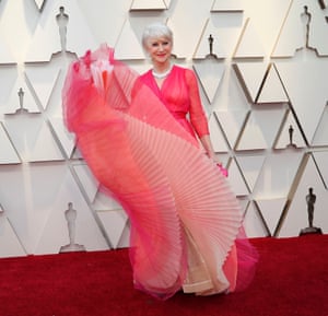 Continuing the colour scheme of the night was Helen Mirren, there to present an award in a multi-toned, long-sleeve layered pink dress with accordion pleats by Schiaparelli which appeared to change colour on stage