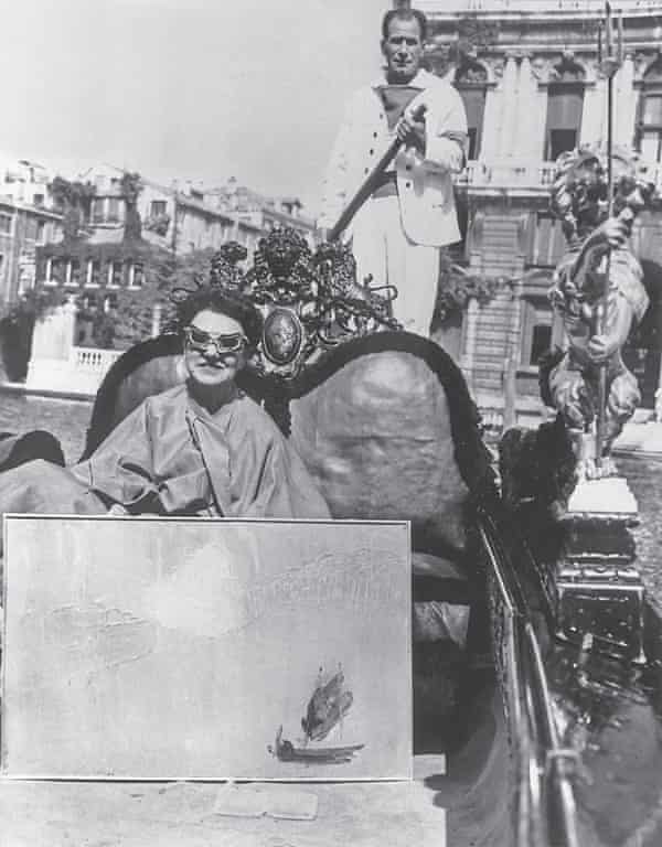 Guggenheim sur une gondole sur le Grand Canal à Venise en 1962.