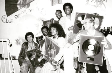 Vangarde (extrême gauche) avec La Compagnie Créole, un groupe de Guyane française et des Antilles françaises. Son collaborateur Jean Kluger est à droite.