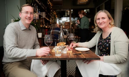 جورج وفيونا على طاولة المطعم