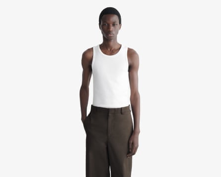 Una camiseta sin mangas de algodón blanca.