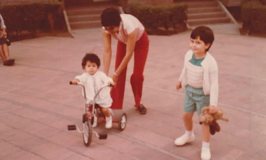 Rosa María Cruz López with her young daughters, Ana and Flora.