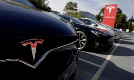 Tesla cars parked at a Tesla dealership