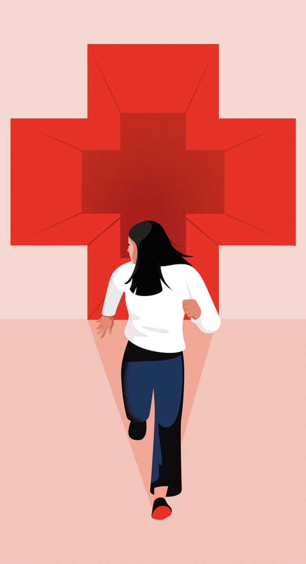 صورة لامرأة تجري خلف صليب أحمر كبير