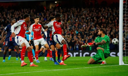 Bukayo Saka’s free-kick floats into the net without being touched