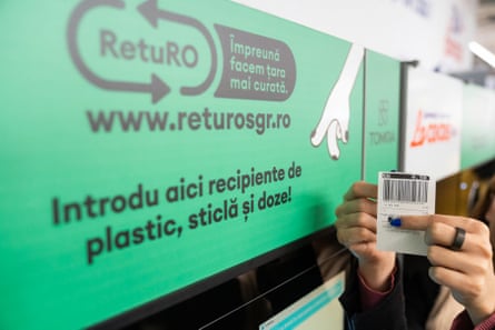 یادداشت سبز به زبان رومانیایی؛ دستی که کارت با بارکد را در دست دارد