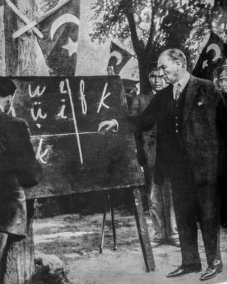 Atatürk points at a blackboard