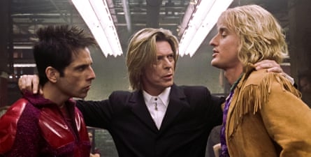 Ben Stiller, Bowie and Owen Wilson huddled together like wrestlers with a ref before the bout