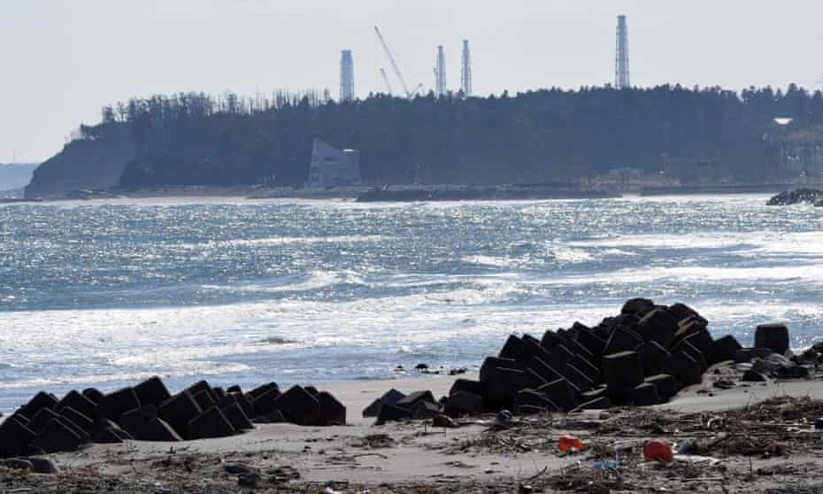 Cranes over the Fukushima Daiichi nuclear power plant in February 2016