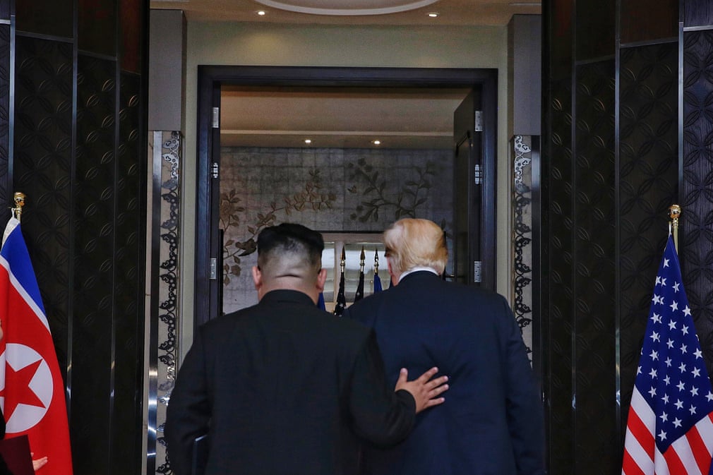 Trump e Kim Jong-un dopo la cerimonia di firma dell'accordo di Singapore. Credits to: Kevin Lim/The Straits Times/EPA.