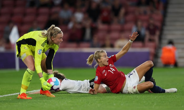 Ada Hegerberg de Noruega apela por una falta en el área.