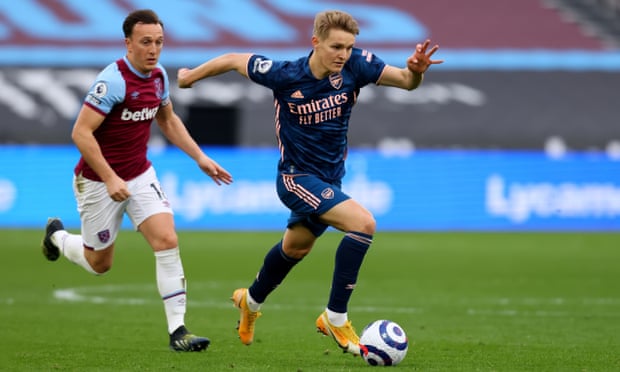 West Ham’s Mark Noble tries to catch Arsenal’s Martin Ødegaard during the 3-3 draw on Sunday.