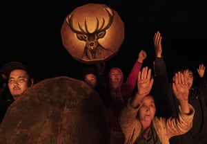 Seguidores do xamanismo rezam em um ritual de fogo