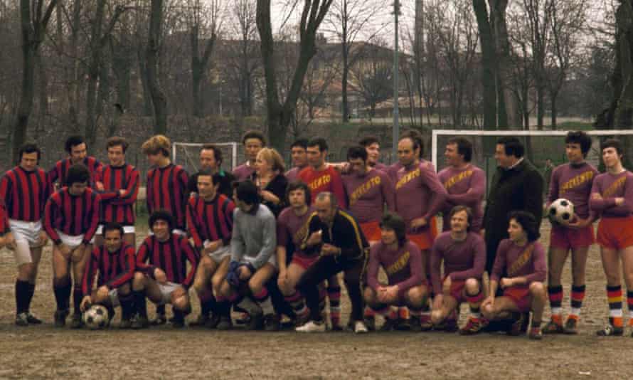 Пиер Паоло Пазолини (вляво от вратаря) и Карло Анчелоти (крайно вдясно) се изправят един срещу друг на футболен мач през 1975 г.