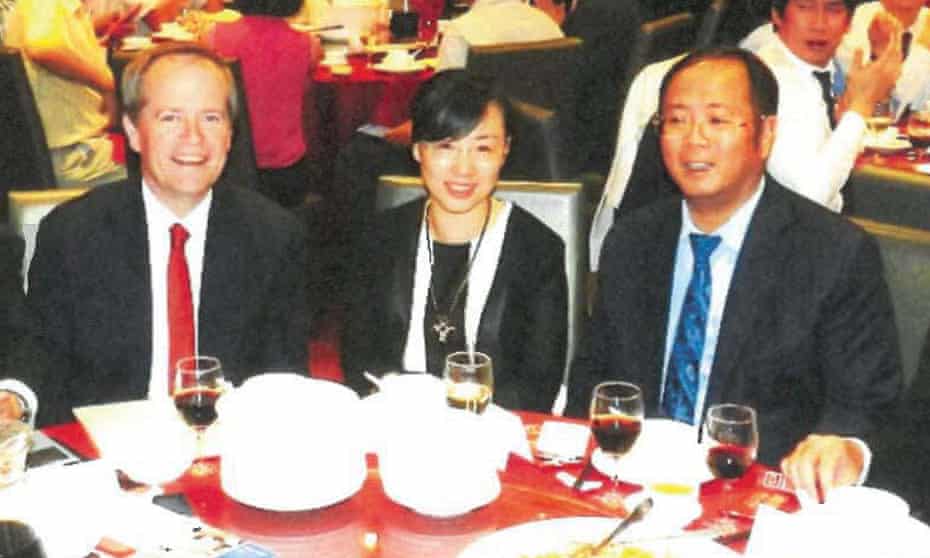 Bill Shorten and Huang Xiangmo (right) at a fundraising dinner in March 2015