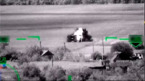 En esta imagen del video, publicada por el servicio de prensa del Ministerio de Defensa ruso, se muestra lo que Rusia afirmó que fue la destrucción de un tanque Leopard de fabricación alemana, pero un análisis visual de AP sugiere que se trata de un vehículo agrícola.