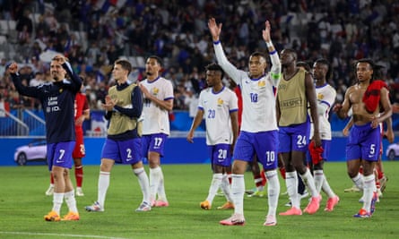 Các cầu thủ Pháp tri ân người hâm mộ sau trận hòa Canada