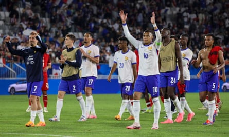 French players acknowledge their fans after the draw with Canada