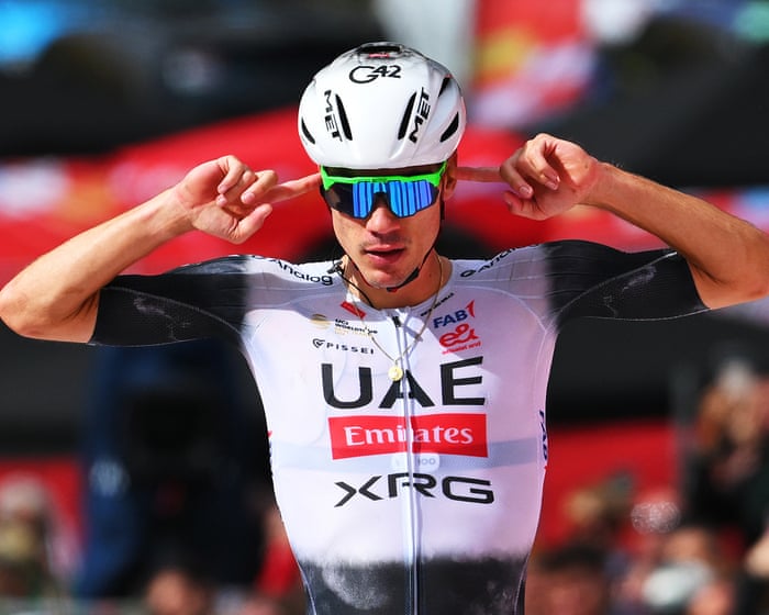 Juan Ayuso bounces back to claim first Vuelta stage win as Træen stays in red