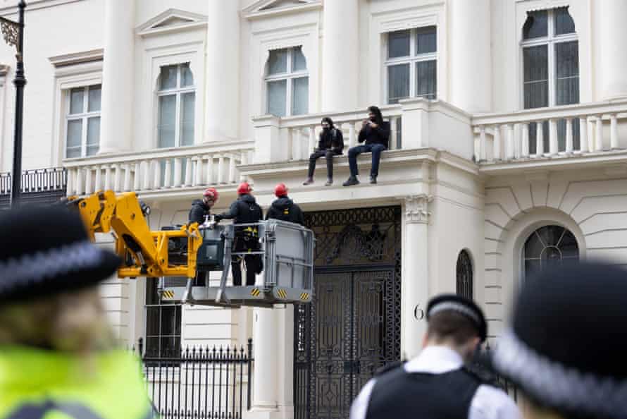 抗議者たちは最近、オレグ・デリパスカの2500万ポンドの邸宅を乗っ取った。