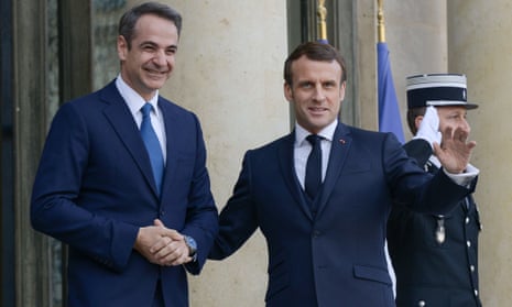 The prime minister of Greece, Kyriakos Mitsotakis, with Emmanuel Macron in Paris