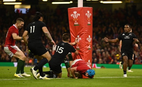 Justin Tipuric grounds the ball for the second Wales try.