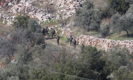 Soldados israelenses patrulham uma área rural em Kfarchouba, uma cidade na província de Nabatieh, no Líbano, em 17 de fevereiro de 2025.