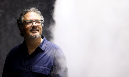 Rafael Lozano-Hemmer com seu trabalho Cloud Display no museu Powerhouse, Sydney.