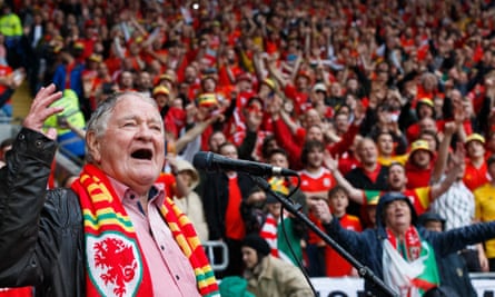 People took their seats earlier than usual to make sure they were ready for Dafydd Iwan singing Yma o Hyd.