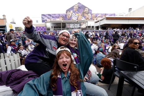 Fremantle fans find their voice on the Cappuccino Strip