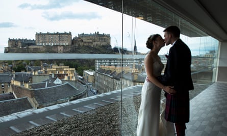 Pernikahan di Hilton Double Trees Hotel di Edinburgh dengan Kastil Edinburgh sebagai latar belakang.