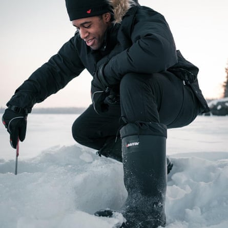 Una modelo con botas Baffin Titan en la nieve.