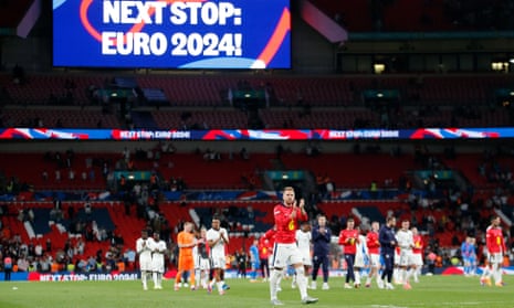 Harry Kane hoan nghênh đám đông sau trận thua 0-1 của Anh trước Iceland tại Wembley