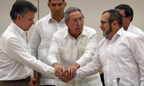 Cuban President Raul Castro (C), Colombian President Juan Manuel Santos (L) and the head of the FARC guerrilla Timoleon Jimenez, aka Timochenko (R), shake hands during a meeting in Havana on September 23, 2015.