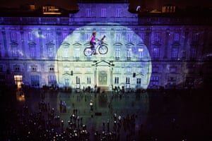 Enoha Fait Son Cinéma, by Nathanaelle Picot of Pixel n’Pepper, is projected across City Hall on Place des Terreaux
