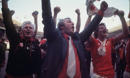 Tommy Docherty at the centre of Manchester United’s celebrations after winning the 1977 FA Cup final 2-1 against Liverpool