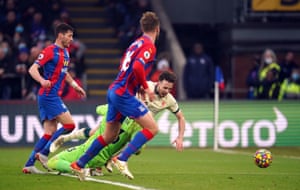Diogo Jota goes down under a challenge from Crystal Palace goalkeeper Vicente Guaita and it goes to VAR...