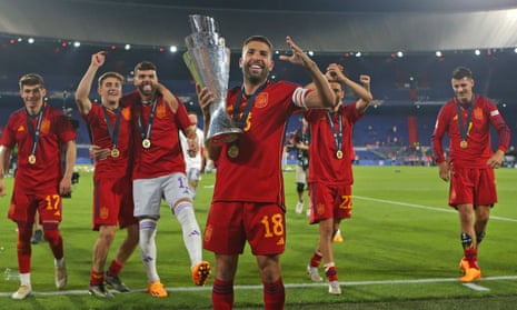 Jordi Alba, căpitanul Spaniei, sărbătorește cu trofeul UEFA Nations League.