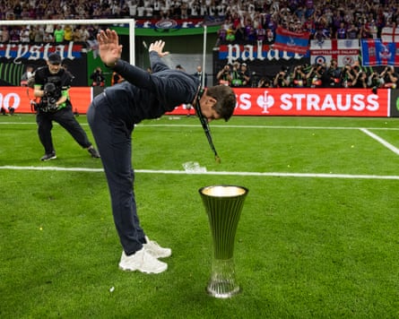 Oliver Glasner se curva diante do troféu da Conference League após a final da Conference League entre Crystal Palace e Rayo Vallecano