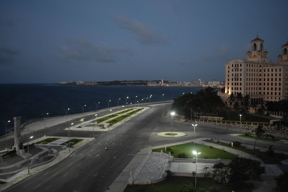 Eine Motorradstreife patrouilliert am Malecón in Havanna. Zum ersten Mal seit März wurde in der Hauptstadt eine Ausgangssperre verhängt, nach der die Bewohner von 19 Uhr bis 5 Uhr morgens von den Straßen fern bleiben müssen. | Bildquelle: https://www.theguardian.com/world/gallery/2020/sep/03/coronavirus-curfew-in-havana-cuba-in-pictures © Xinhua/Rex/Shutterstock | Bilder sind in der Regel urheberrechtlich geschützt Eine Motorradstreife patrouilliert am Malecón in Havanna. Zum ersten Mal seit März wurde in der Hauptstadt eine Ausgangssperre verhängt, nach der die Bewohner von 19 Uhr bis 5 Uhr morgens von den Straßen fern bleiben müssen. | Bildquelle: https://www.theguardian.com/world/gallery/2020/sep/03/coronavirus-curfew-in-havana-cuba-in-pictures © Xinhua/Rex/Shutterstock | Bilder sind in der Regel urheberrechtlich geschützt