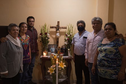A family portrait. On the left of the ashes: Vicenta Trinidad Morales, Doris Ortiz Trinidad and Germán Ortiz Trinidad. Right: Gerardo Huerta Trinidad, Raymundo Huerta Trinidad and Luisa Huerta Trinidad and .