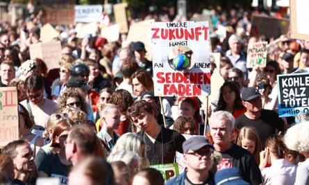 Klimaaktivisten bei einer Fridays-for-Future-Demonstration letzten Monat am Brandenburger Tor, Berlin, Deutschland.