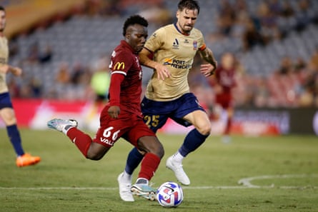 Nestor Irancunda en un partido con Adelaide United.