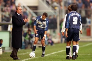 Sven-Göran Eriksson encourages his players in 1998.