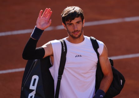 Lorenzo Musetti waves to the crowd