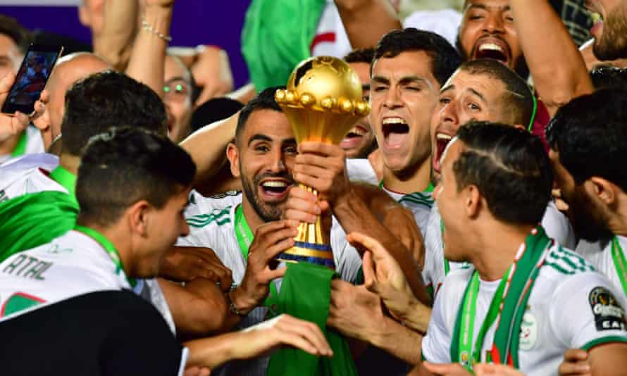 Riyad Mahrez and his comrades in the Algerian national team celebrate their victory in the 2019 African Cup of Nations.